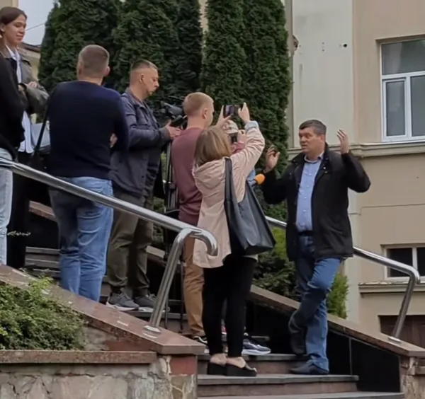 Активісти під міською радою