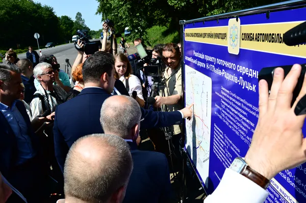 Як Гройсман волинських «дорожників» на «детектор брехні» відправляв (фоторепортаж)