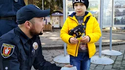 Патрульні у центрі Луцька розповідають дітям про безпечний Великдень (фото)