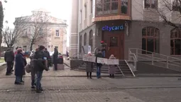 У Луцьку під офісом City Card – натовп мітингувальників: чого хочуть люди (відео)