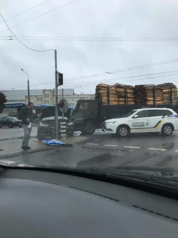 ДТП у Луцьку за участі лісовоза: рух транспорту – ускладнений (ФОТО)