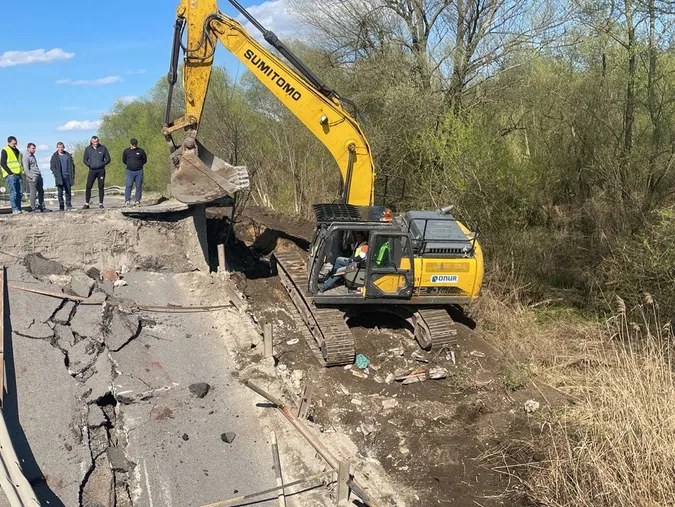 В обвалі мосту на трасі Луцьк-Львів звинуватили водіїв (фото)