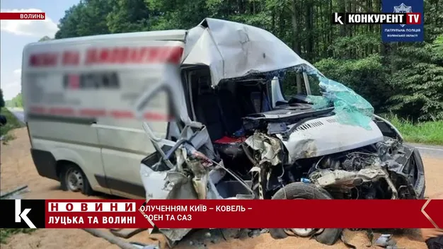 На трасі Київ – Ковель – Ягодин ГАЗ протаранив бус (фото, відео)