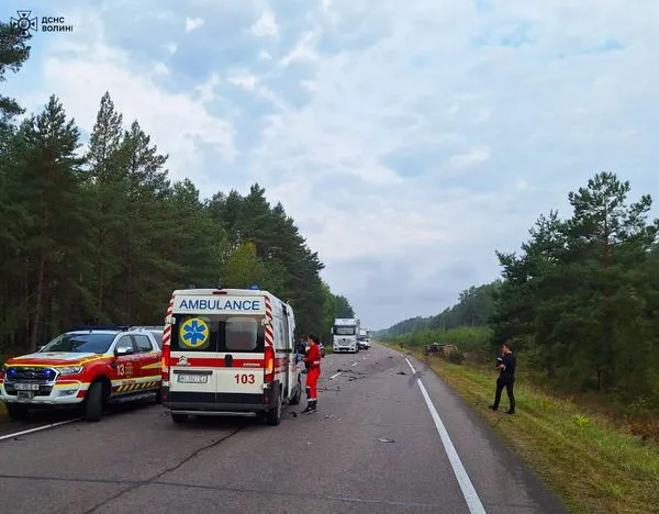 На Маневиччині – жахлива ДТП: загинула жінка, двох дітей госпіталізували в шоковому стані (фото)