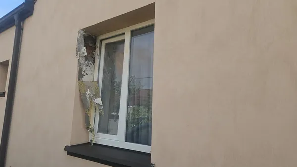 «Вийшла до сусідки і це врятувало життя»: на Ковельщині дрон впав біля хати 78-річної бабусі воїна (фото)