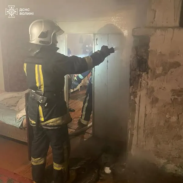 На Ковельщині із задимленого будинку винесли чоловіка (фото)