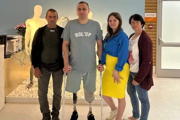 Мріяв стати на ноги до народження сина: волинянин Сергій Копищик вчиться ходити на протезах (фото, відео)
