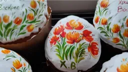 Волинянка прикрашає паски петриківським розписом (фото)