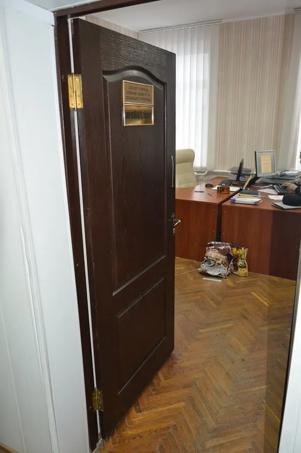 Цукерки, вино і долари: на Волині турок оригінально намагався відкупитися (фото) 