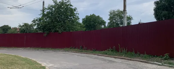 Зруйнований у Луцьку паркан відновили за гроші водійки тролейбуса (фото)