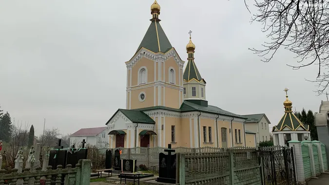 У Луцьку – скандал на кладовищі: жінка приїхала хоронити брата, а могила вже зайнята