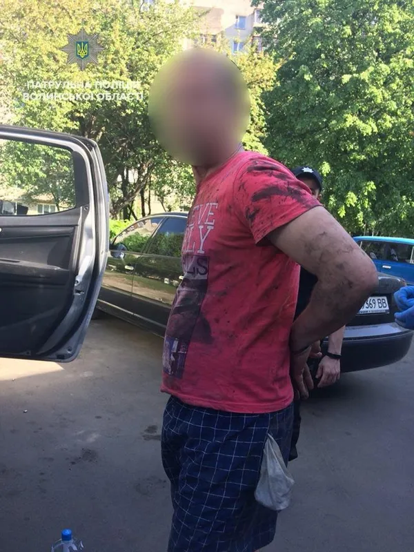 У Луцьку біля супермаркету з автомобіля витягнули «iPhone» і гроші (оновлено, фото, відео)