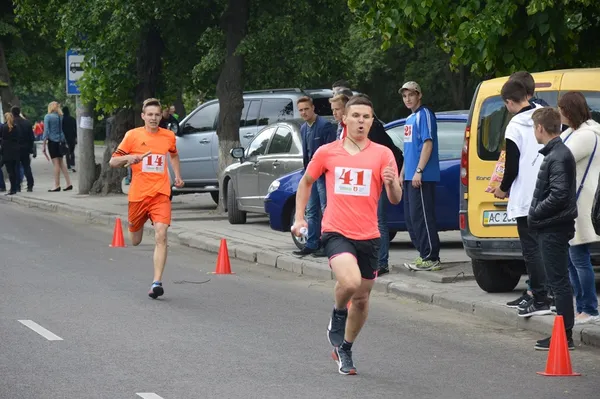 У центрі Луцька понад 400 бігунів змагалися за перемогу (фото)