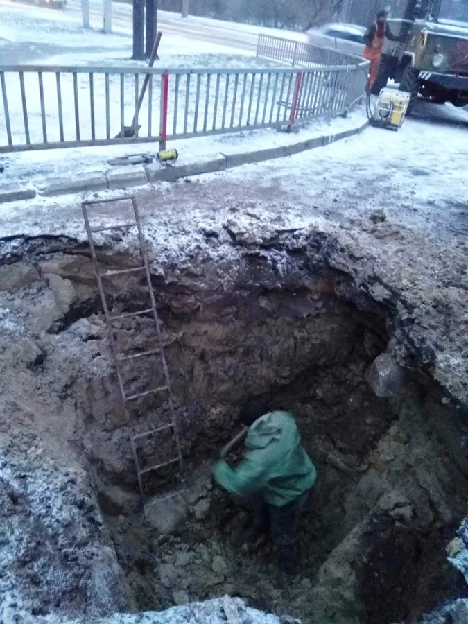 Аварія в Луцьку: «інфекційка» без води і миттєве замерзання струмків на дорозі