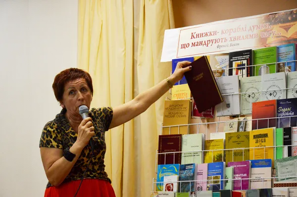 Одна з луцьких бібліотек поповнилася новими книгами від професорки (фото)