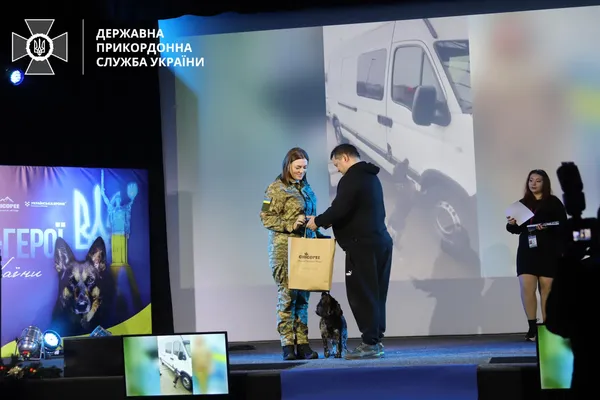 Прикордонниця з Волині Аліна Паніна та її чотирилапа помічниця Роксі отримали нагороду