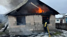 На Волині рятувальники ліквідували дві пожежі: горів навіс та житловий будинок (фото)