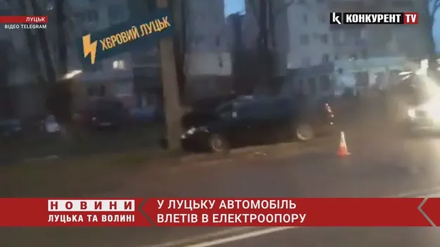 У Луцьку авто в'їхало у стовп (відео)