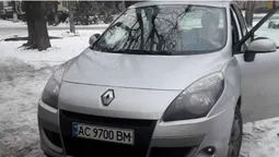 "Як вмію, так і паркуюсь", – водійка залишила авто в новому луцькому сквері (фото)