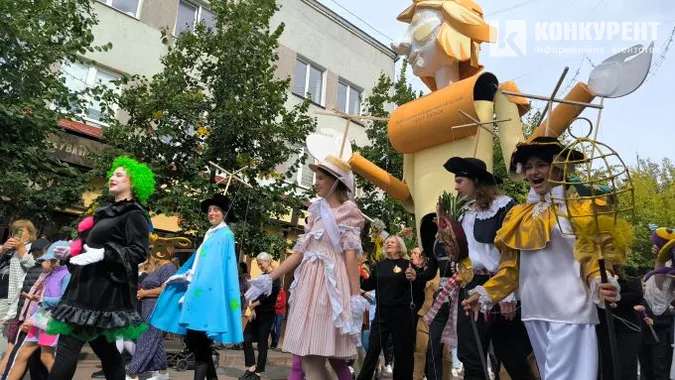 Лялька-велетень, гамір і сміх: в центрі Луцька – хода лялькарів (фото)