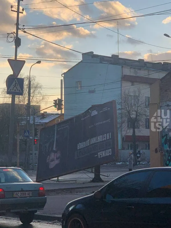 У Луцьку через сильний вітер впав білборд (фото, відео)