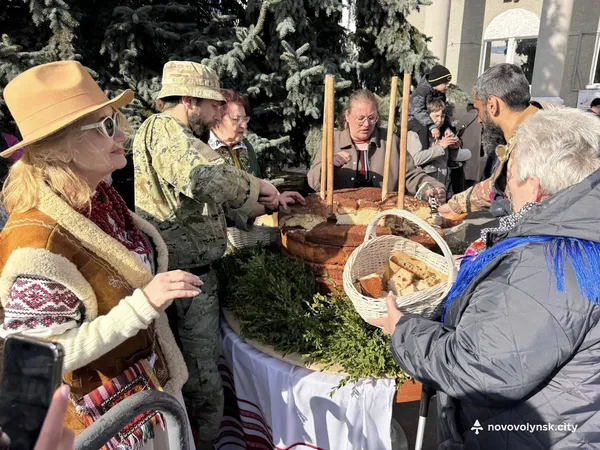 Метр у висоту та 200 кг ваги: на Волині спекли рекордну паску (фото)