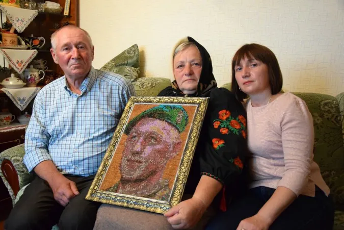 Родині загиблого волинського прикордонника подарували його портрет із сірників (фото)