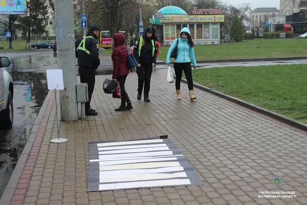 Патрульні навчали лучан правильно переходити дорогу (фото)