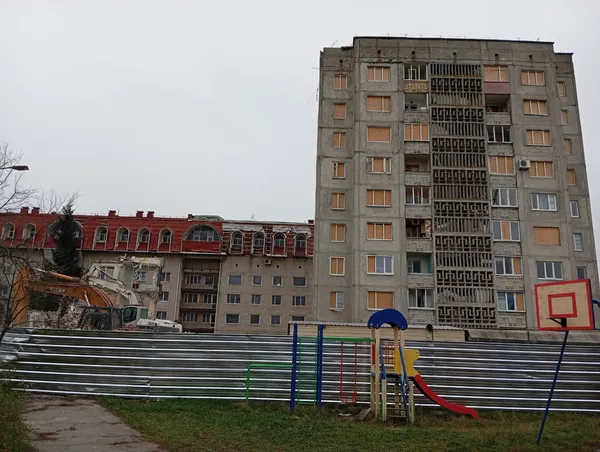 Колись було життя, а тепер купа уламків: як виглядає зруйнований росіянами будинок у Луцьку (фото)