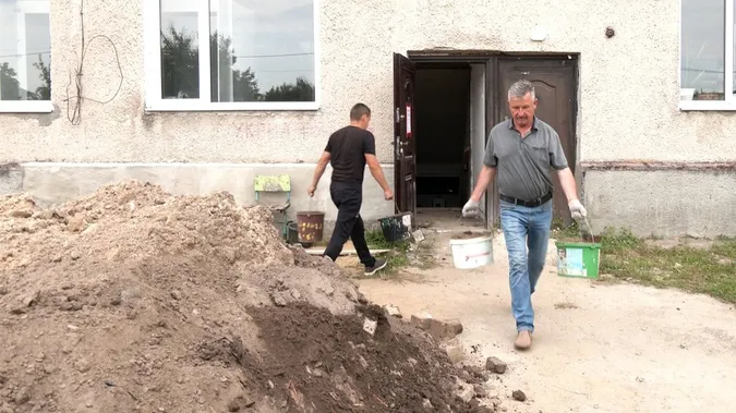 У громаді на Волині батьки допомагають облаштувати шкільні укриття, щоб відновили очне навчання (фото, відео)