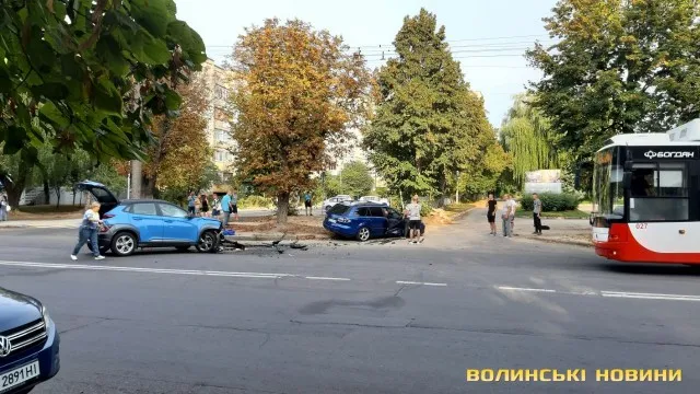 У Луцьку на Відродженні зіткнулися дві автівки – постраждав пасажир (фото)