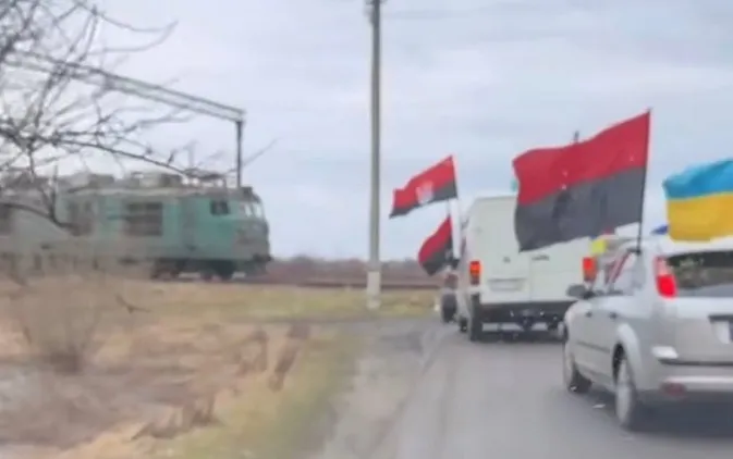 На Волині потяг зупинився перед кортежем Героя «на щиті» (відео)