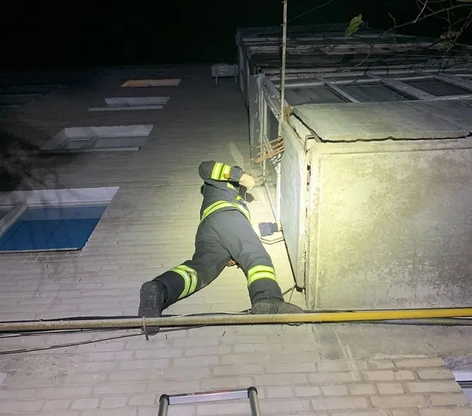 Довго не виходила на зв'язок: у Луцьку визволяли жінку з зачиненої квартири