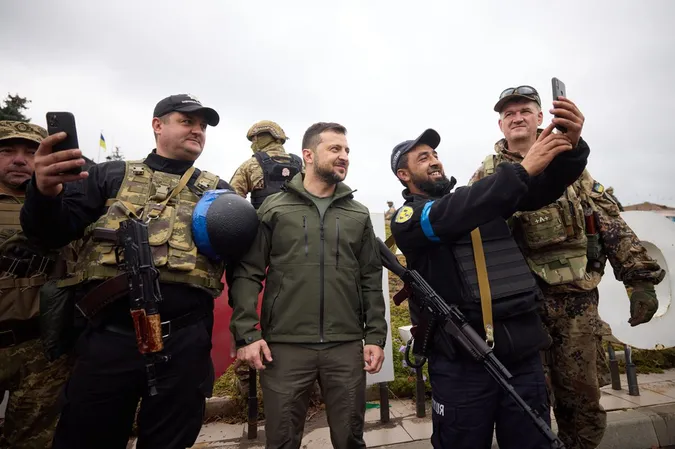 Зеленський приїхав у звільнений від окупантів Ізюм (фото, відео)