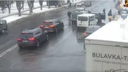 Не витримав дистанцію: у Луцьку Citroen врізався в поліцейське авто (відео)