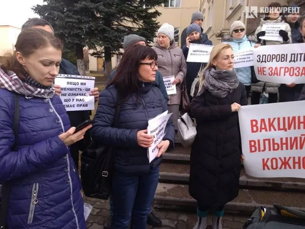 «Не проти вакцинації – проти дискримінації»: у Луцьку протестують батьки (фото, оновлюється)