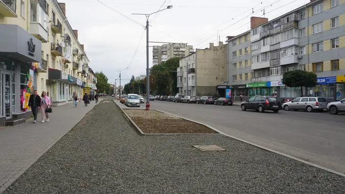 Їздять, ходять, ремонтують: що відбувається на проспекті Волі у Луцьку (фото)