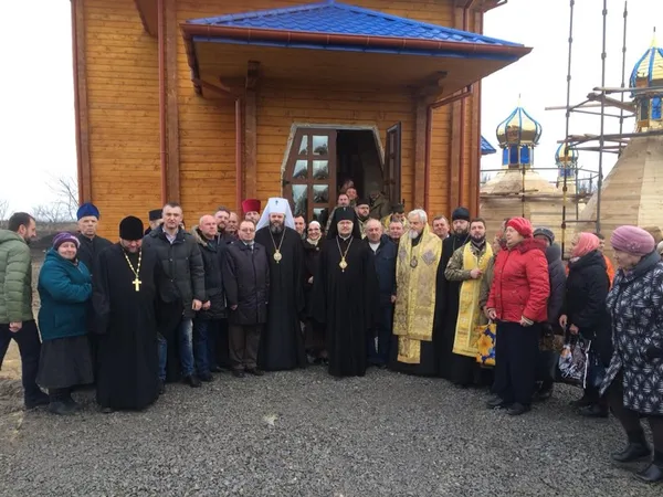 У Волновасі освятили хрести на храм, який допомагали зводити лучани (фото)