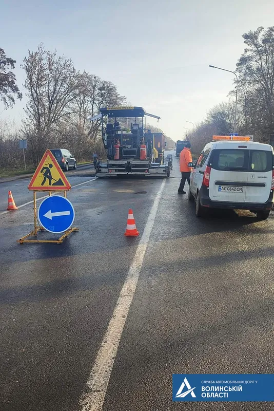 Ліквідовують вибоїни: у Підгайцях ремонтують дорогу (фото)