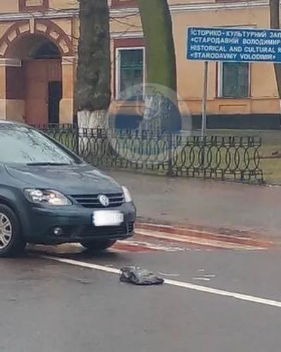 У Володимирі Volkswagen збив людину на переході (фото)