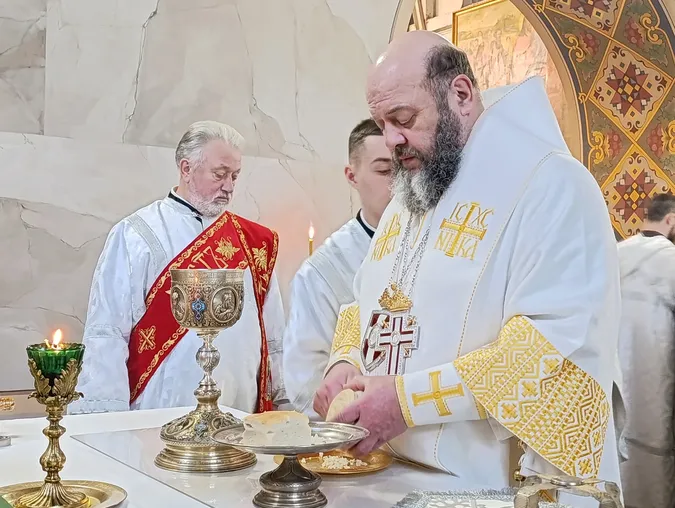 Молитви і колядки: у луцькому соборі Святої Трійці провели різдвяну службу (фото)