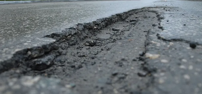 Лучани просять «заплювати» ями на вулиці Карбишева