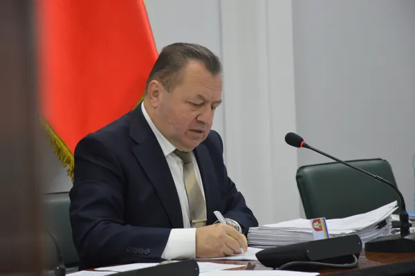 Секретар ради Григорій Пустовіт ставить черговий підпис на важливому (і, можливо, й доленосному)  для міста проекті рішення
