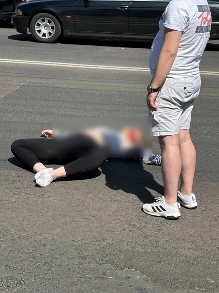 Авто збило дівчину: у Луцьку на Відродження – страшна аварія (фото)