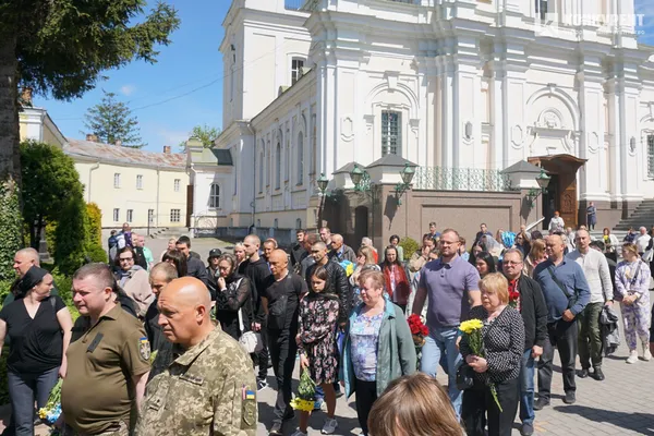 Сльози мужніх: Луцьк на колінах проводжав молодого Героя (фото, відео)