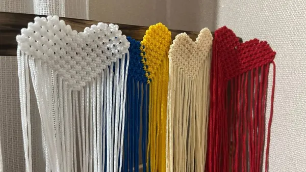 Прикраси у патріотичних кольорах. Суспільне Луцьк