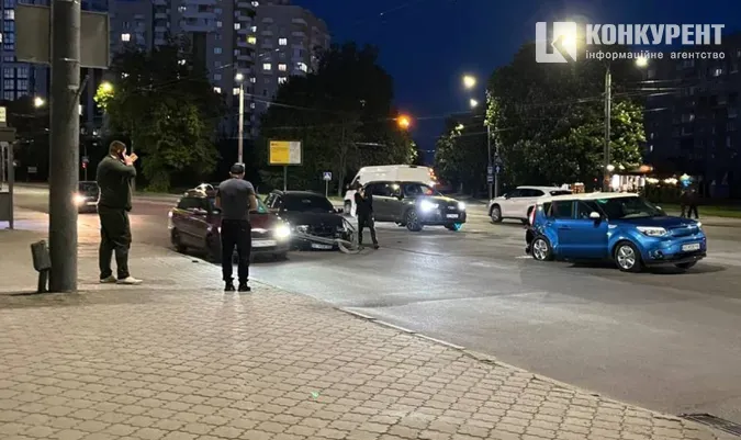 У Луцьку на Київському майдані водій BMW в'їхав в Kia: деталі від поліції (фото)