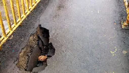 У Луцьку на вулиці Шевченка провалюється міст (фото)