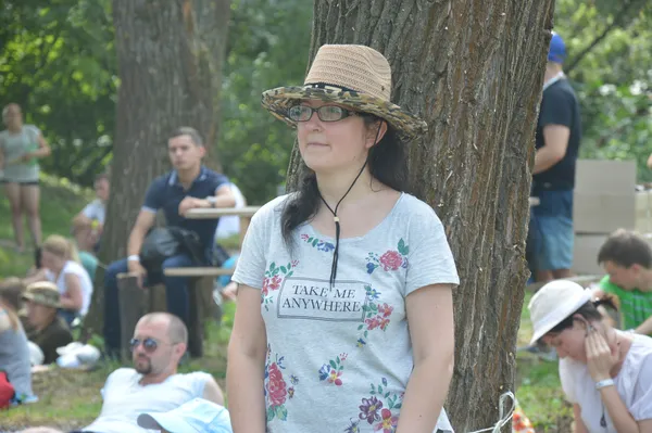 або стоячи під деревом і ховаючись від палючого сонця