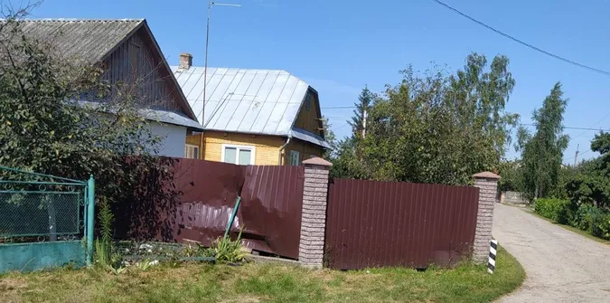 На Волині шукають водія, який вночі протаранив паркан приватного будинку і втік (фото)